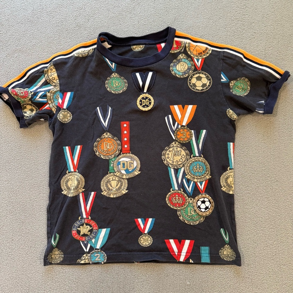Dolce & Gabbana Jr Medal Print Back To School Kids T-Shirt - Dark Blue - Picture 4 of 6